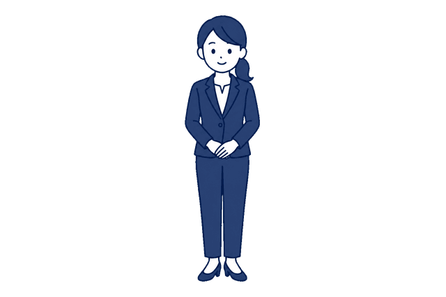 ポニーテールで紺色のパンツスーツを着た女性が、両手を前で重ねて笑顔で立っているイラスト。